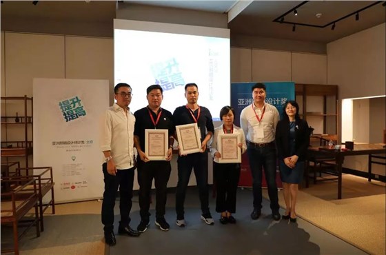 王春龍先生、曾偉云先生和朱月容女士分別為黃曉星、薛剛和郭月華頒獎