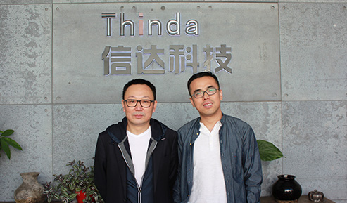 董事長王春龍與沙曉嵐先生合影