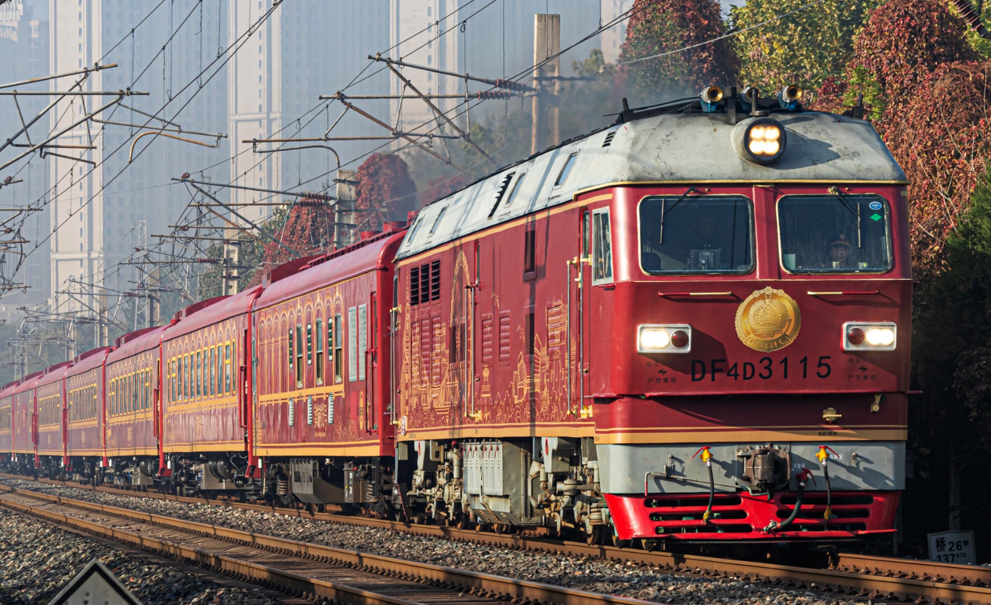 軌道上的沉浸式藝術(shù)空間！津旅時(shí)光號(hào)天幕這樣點(diǎn)亮